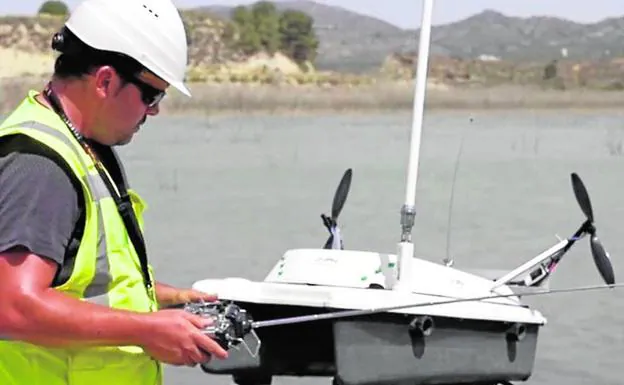 Uno de los técnicos manipula un dron. 