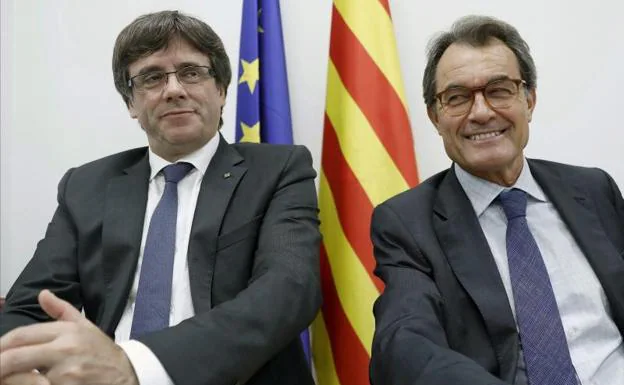 El presidente de la Generalitat, Carles Puigdemont (i) y el expresidente Artur Mas.