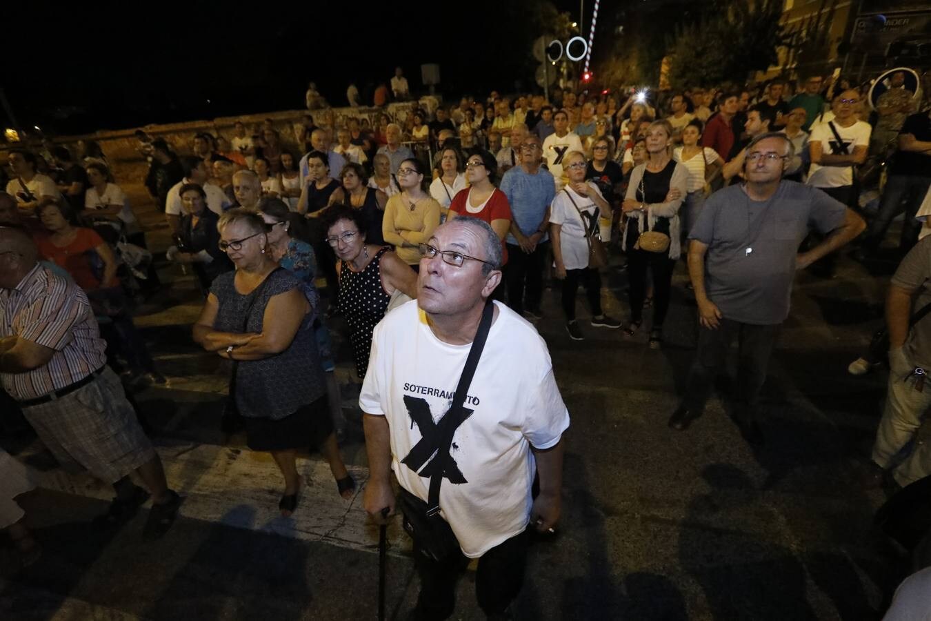 La protesta en el paso a nivel de Santiago el Mayor de este jueves termina con debate ante la «falta de garantías» y la nula confianza en el actual proyecto