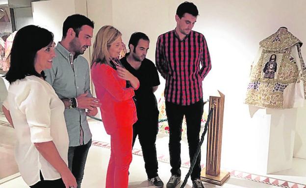 María Isabel Pérez, Agustín Llamas, María del Sagrado Corazón García, Pedro Segura y Juan Coronel, visitando la exposición.