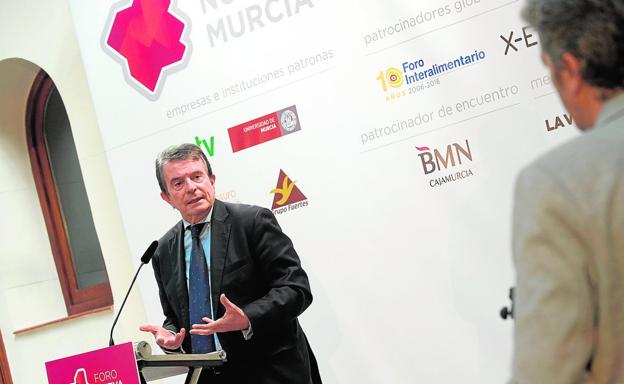 Antonio Catalán se dirige al director de 'La Verdad', Alberto Aguirre -de espaldas-, durante el coloquio posterior a la conferencia.
