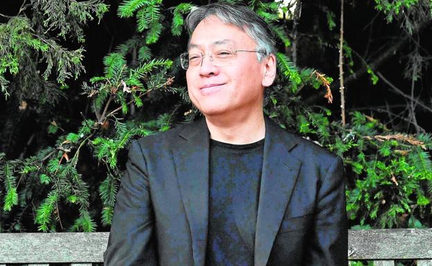 Kazuo Ishiguro posa en el jardín de su residencia de Londres tras ganar el Nobel, ayer.