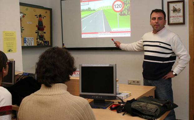 Explicando los límites de velocidad, ayer, en una autoescuela.