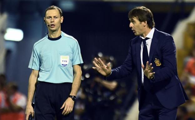 Lopetegui da indicaciones. 