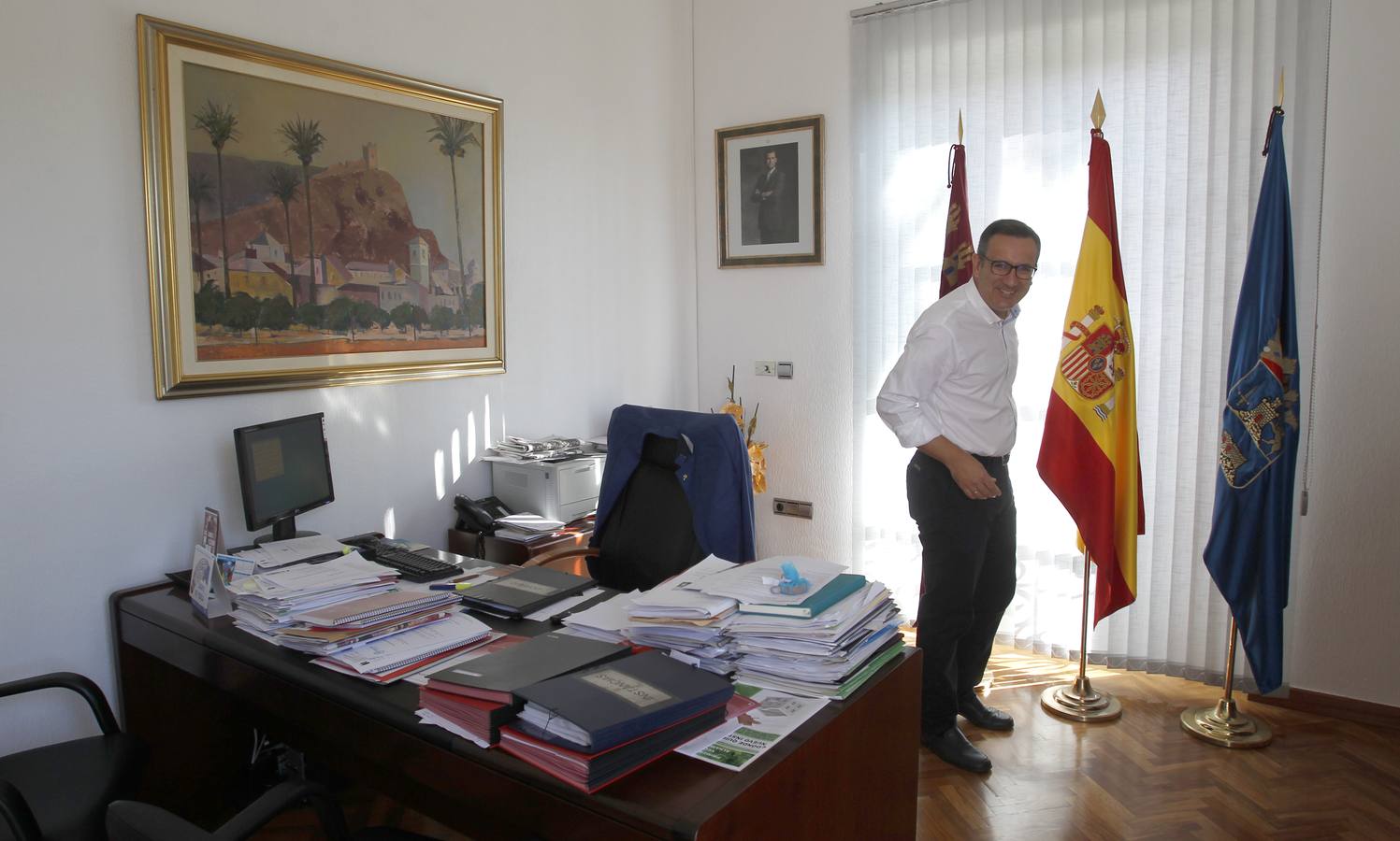 El líder electo del PSOE regional, Diego Conesa, cuidó ovejas, recogió melones y sirvió copas para ayudar en casa antes de ser ‘rockabilly’ con tupé y abogado