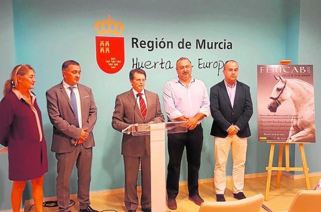 El consejero Jódar (c), ayer, con representantes de Fericab.