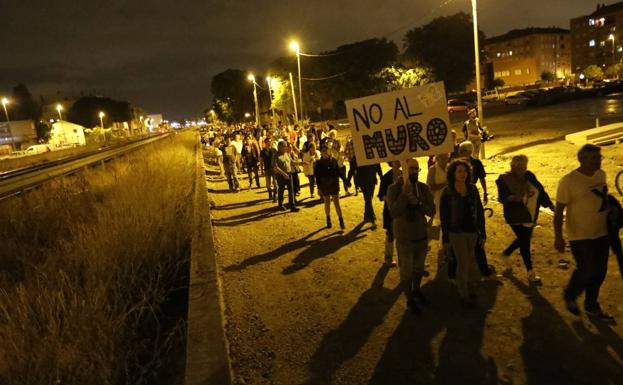 Marcha reivindicativa junto a la vía del tren, este sábado, en Murcia.