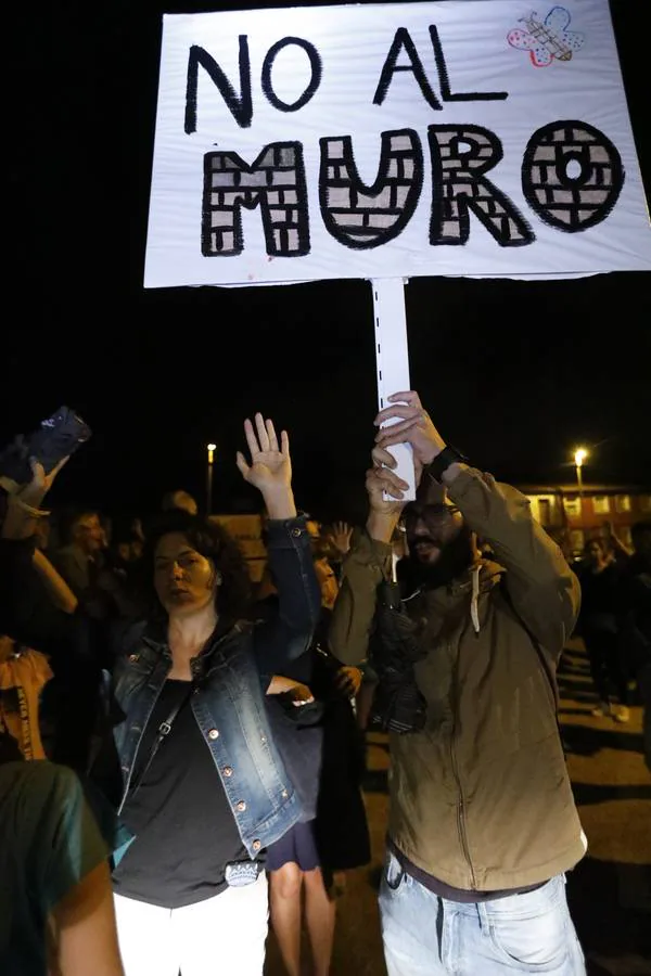 Después de concentrarse en el paso a nivel de Santiago el Mayor, los vecinos llevaron a cabo una marcha hasta la Senda de Los Garres