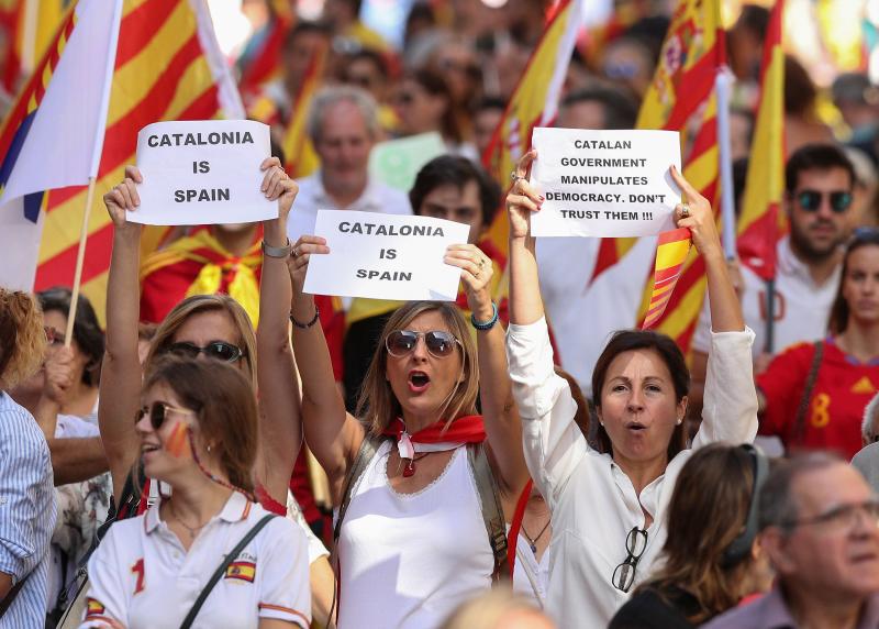 Miles de personas se conentran en la capital catalana para «recuperar la sensatez»