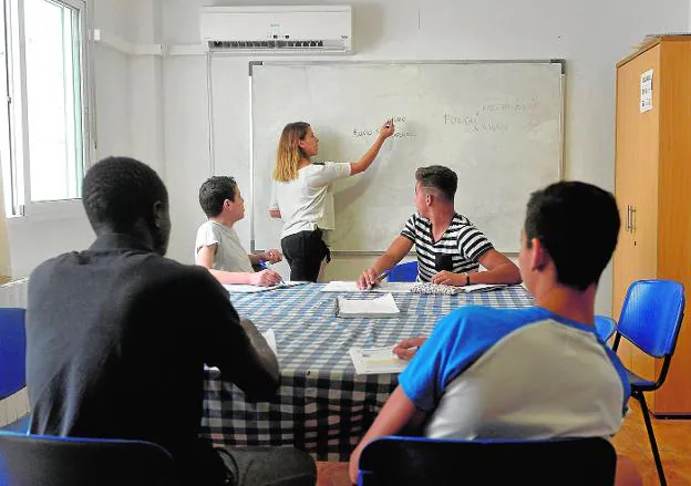 Un grupo de menores inmigrantes recibe clases de español en Ankaso, uno de los centros de protección de la Comunidad, en Alguazas.