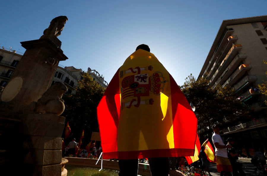 A partir de las 12:00 horas se concentran miles de personas en la capital catalana para «recuperar la sensatez»