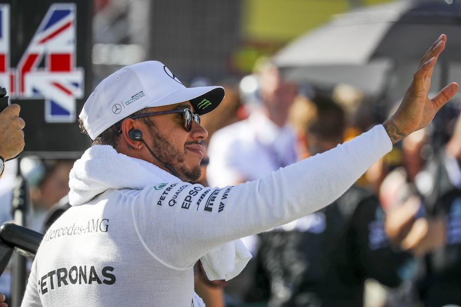 Lewis Hamilton volvió a salir ganador de una carrera de Fórmula 1. El británico, líder de la clasificación se impuso a Max Verstappen y Ricciardo. Vettel, que salió segundo, tuvo que abandonar al igual que el español, Carlos Sainz. Fernando Alonso acabó en la undécima posición.