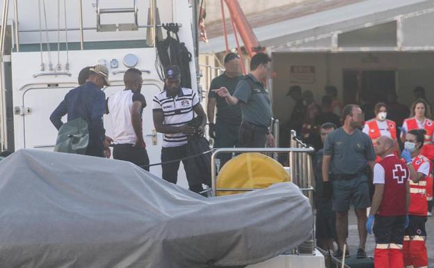 Los inmigrantes, a su llegada al puerto de Cartagena.