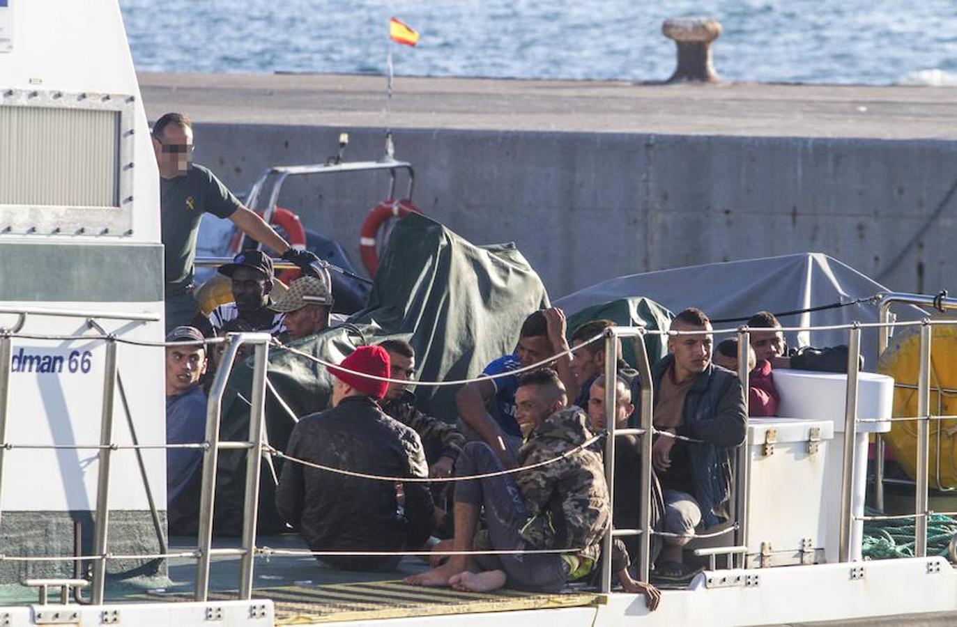 Salvamento Marítimo y Guardia Civil interceptan dos pateras a 25 y 12 millas de Cabo de Palos, respectivamente.