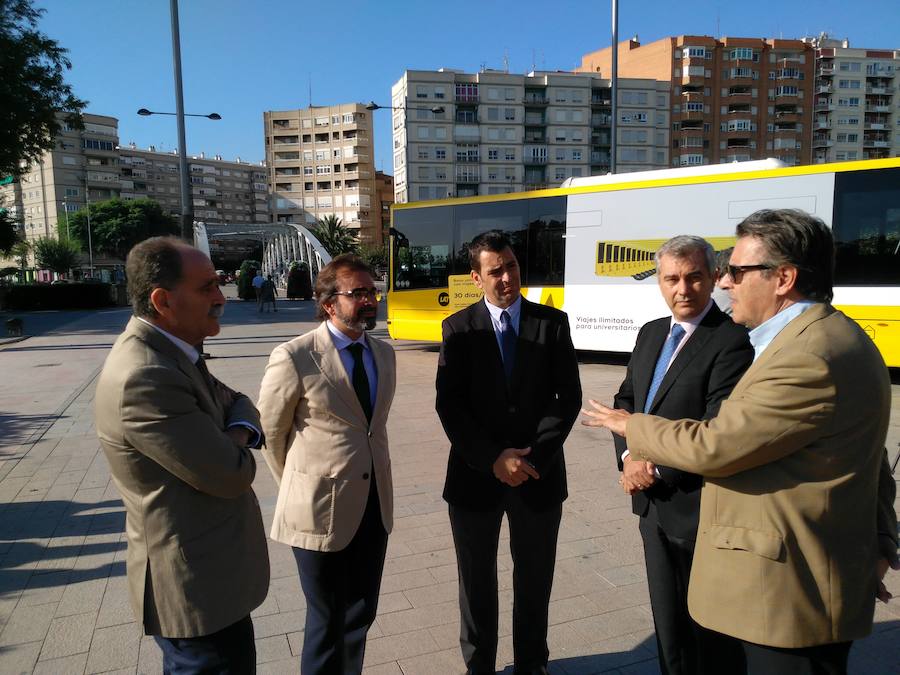 Presentación del 'Unibono Universitario' en la Plaza de la Cruz Roja, en Murcia.