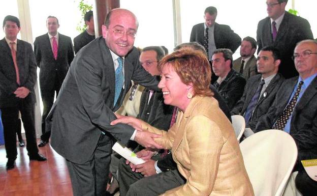 José Antonio Alonso saluda a Pilar Barreiro -en presencia de concejales de PP, PSOE e IU-, en abril de 2003, durante el acto público de entrega de las primeras viviendas del barrio universitario.