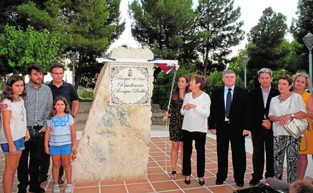 Familiares de Prudencio Rosique y el alcalde, José Velez, junto a la placa en recuerdo del farmacéutico. 
