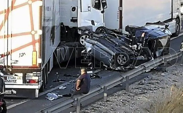 El camionero detenido contempla ayer los coches destrozados tras el accidente. 