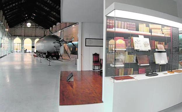 Submarino de Isaac Peral, al fondo, y objetos relacionados con el marino e inventor en el Museo Naval. 