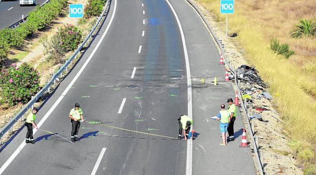 El Equipo de Reconstrucción de Accidentes de Tráfico (Erat), ayer, midiendo la distancia entre los vehículos que embistió el camión frigorífico de Agetrans.