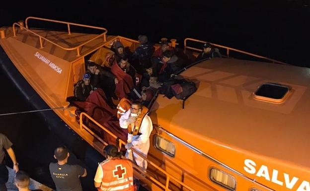 Llegada de los inmigrantes de una de las pateras tras ser rescatados por Salvamento Marítimo. 