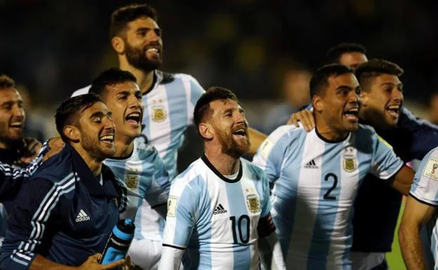 Los jugadores argentinos celebran la clasificación mundialista.