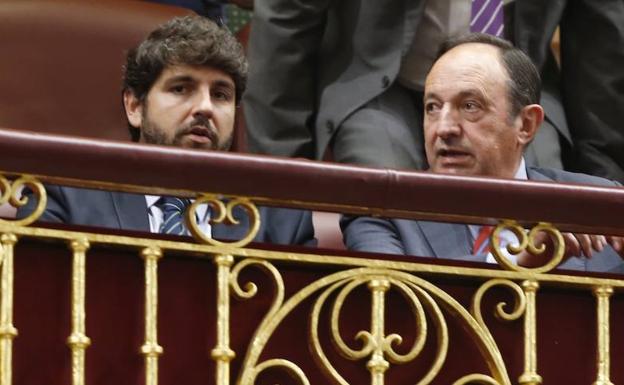 López Miras, con el vicepresidente del Senado, Pedro Sanz, en la tribuna de invitados del Congreso.