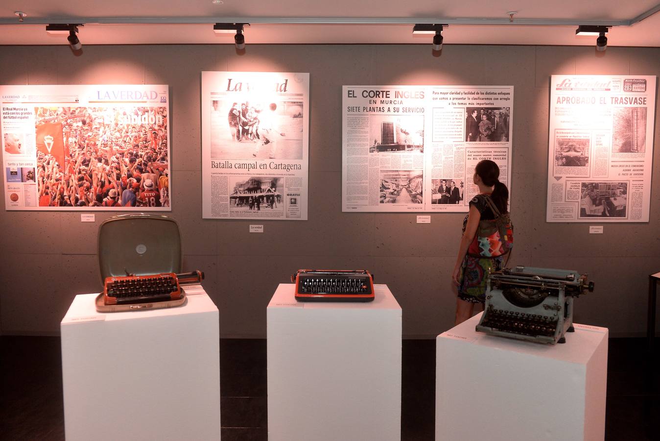 La muestra 'Vocento 15 años', que puede visitarse en El Corte Inglés, propone un recorrido por las noticias más destacadas del último siglo en 'La Verdad'