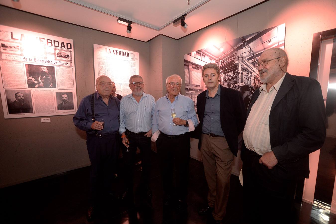 La muestra 'Vocento 15 años', que puede visitarse en El Corte Inglés, propone un recorrido por las noticias más destacadas del último siglo en 'La Verdad'