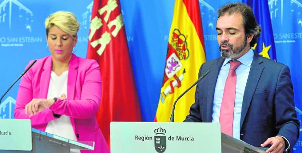 La portavoz Arroyo y el consejero Rivera, ayer, en la rueda de prensa del Consejo de Gobierno.