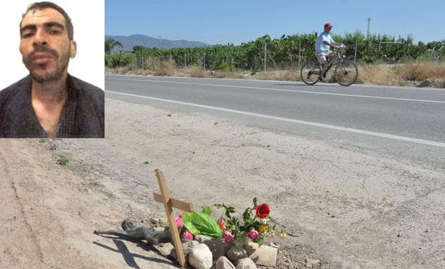 Flores de recuerdo en el lugar de la carretera de El Raigueiro (Totana) en el que murió atropellada Melida Priscela, una de las víctimas del presunto asesino, Abdelwahab O. (en la esquina de la imagen).