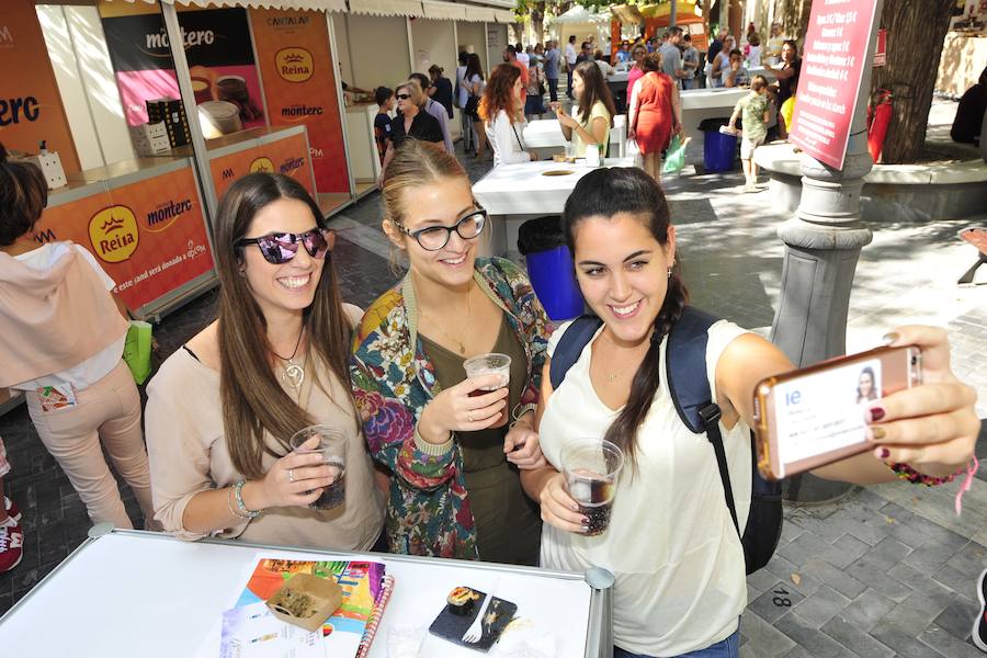 Los visitantes disfrutan de distintas tapas y platos especiales en un paseo gastronómico al aire libre