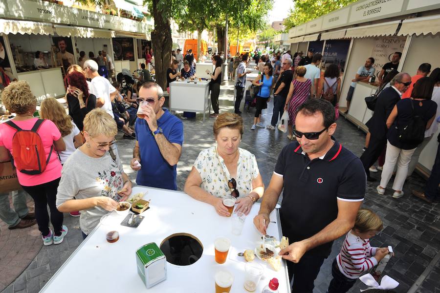 Los visitantes disfrutan de distintas tapas y platos especiales en un paseo gastronómico al aire libre