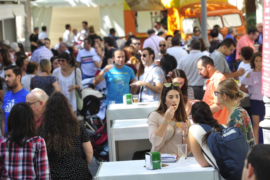 Los visitantes disfrutan de distintas tapas y platos especiales en un paseo gastronómico al aire libre