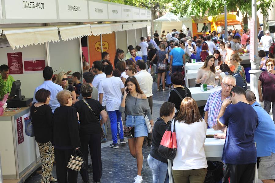 Los visitantes disfrutan de distintas tapas y platos especiales en un paseo gastronómico al aire libre