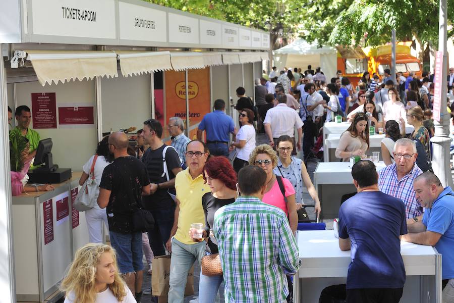 Los visitantes disfrutan de distintas tapas y platos especiales en un paseo gastronómico al aire libre