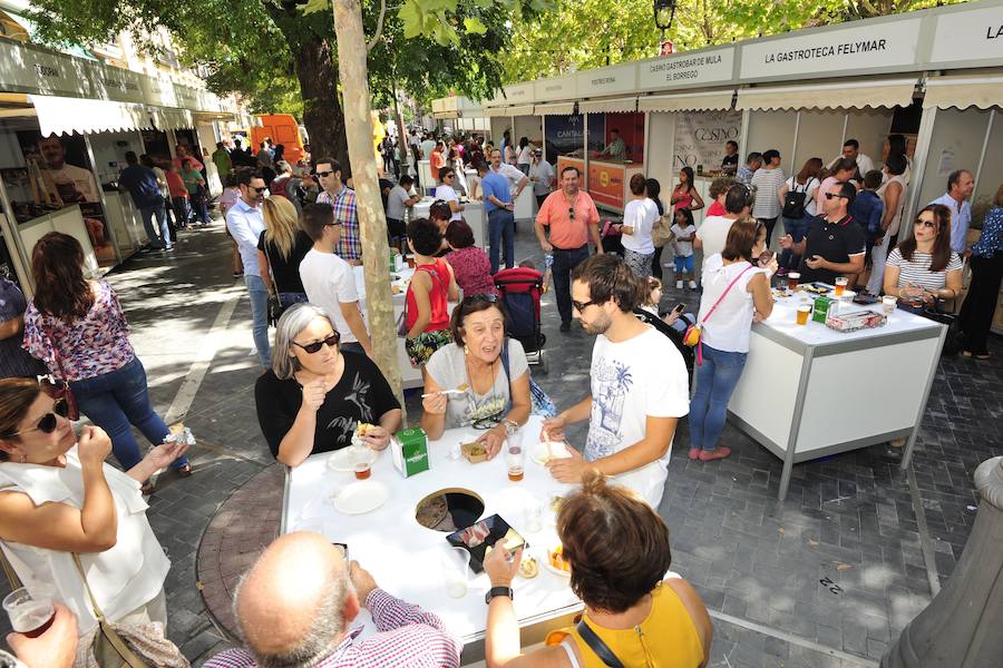 Los visitantes disfrutan de distintas tapas y platos especiales en un paseo gastronómico al aire libre