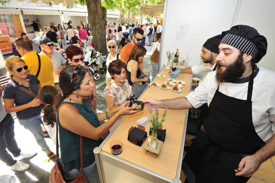 Los visitantes disfrutan de distintas tapas y platos especiales en un paseo gastronómico al aire libre