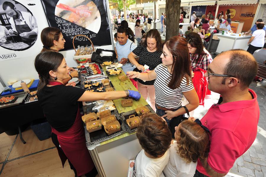 Los visitantes disfrutan de distintas tapas y platos especiales en un paseo gastronómico al aire libre
