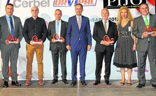 El presidente de Asecom (1izq.) y el consejero Javier Celdrán (centro), junto a los premiados en la gala anual de la asociación. 