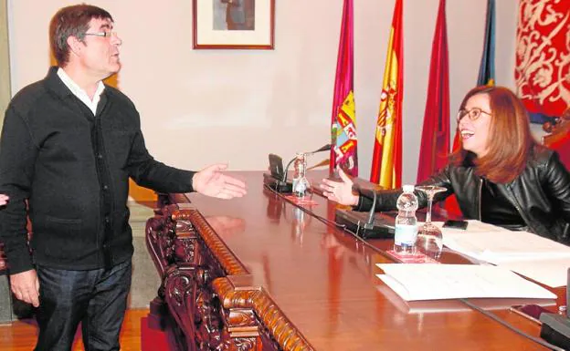 Aznar y Castejón, antes del inicio de un Pleno, en una imagen de archivo.
