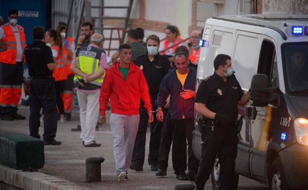 Varios inmigrantes llegan al puerto de Cartagena este sábado.