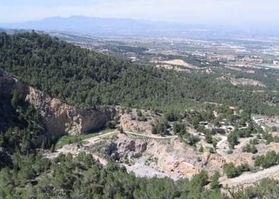 Imagen secundaria 1 - Carteles que indican el inicio de la senda, las canteras de El Valle y un tramo de camino cerca del Cerro de las Columnas.