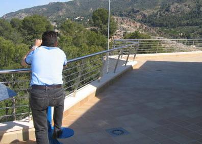 Imagen secundaria 1 - Escaleras de madera que suben desde la ermita de San Antonio el Pobre, la terraza del Centro de Visitantes de la Luz y la propia hermita.