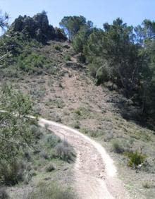 Imagen secundaria 2 - Carteles que indican el inicio de la senda, las canteras de El Valle y un tramo de camino cerca del Cerro de las Columnas.