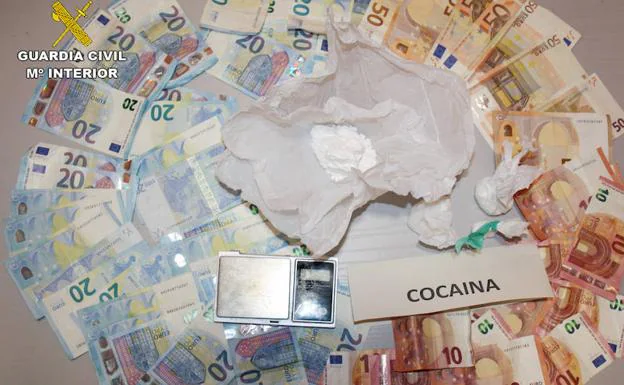 Dinero y droga incautada durante la operación.