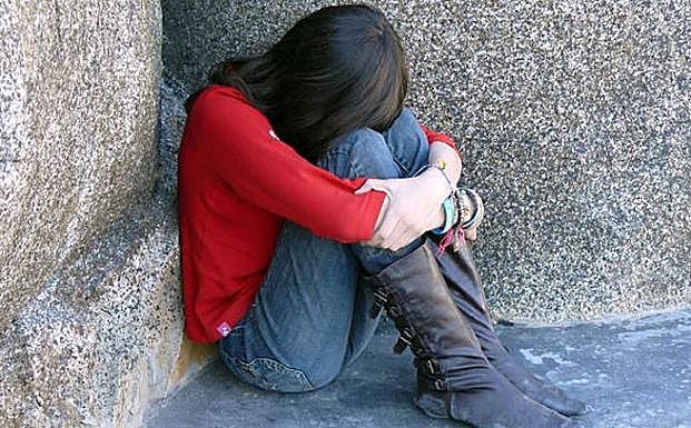 Una niña se aisla en un instituto tras sufrir acoso en una imagen de archivo. 