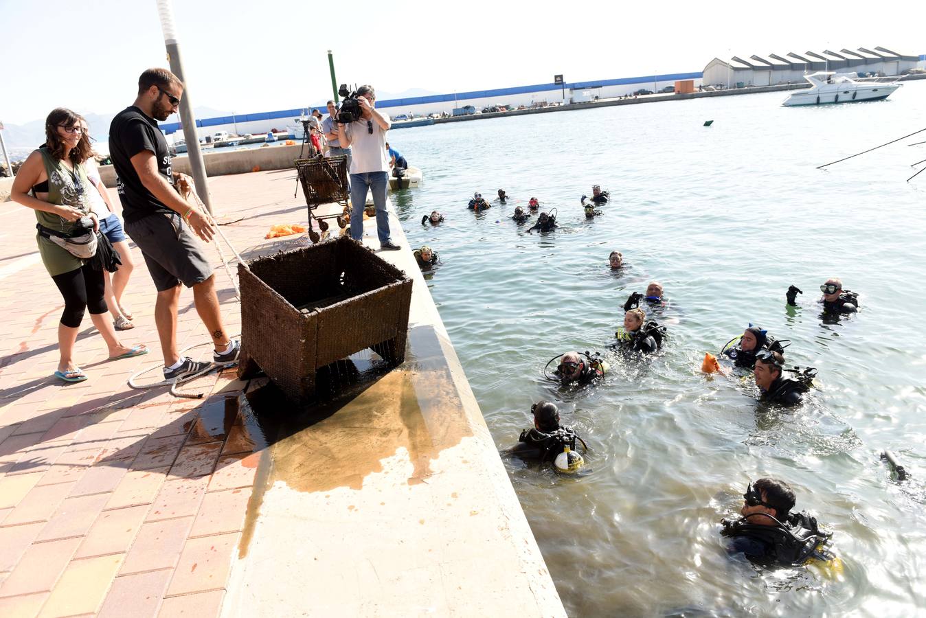 La Red de Vigilantes Marinos, con unos mil voluntarios en toda España, es una iniciativa de la ONG Oceánidas que lleva tres años luchando contra los residuos