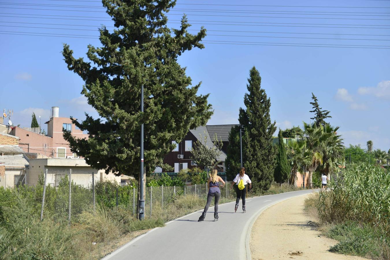 El incremento de los desplazamientos urbanos e interurbanos en bicicleta obligará al Ayuntamiento a incrementar las próximas partidas destinadas al mantenimiento de los carriles bici -133 kilómetros, incluidas las vías amables-, pues a estas alturas del ejercicio ya se ha gastado el 80% del presupuesto, de apenas 50.000 euros por anualidad