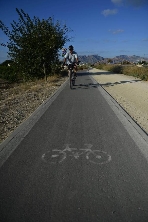 El incremento de los desplazamientos urbanos e interurbanos en bicicleta obligará al Ayuntamiento a incrementar las próximas partidas destinadas al mantenimiento de los carriles bici -133 kilómetros, incluidas las vías amables-, pues a estas alturas del ejercicio ya se ha gastado el 80% del presupuesto, de apenas 50.000 euros por anualidad